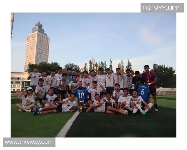 重庆足球队荣登足球团队协作排行榜第五名展现团队精神与实力