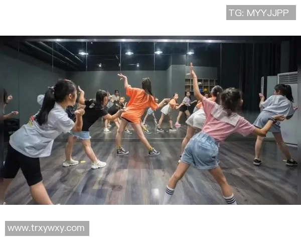 成都街舞队的热情与创意在街头舞动聚焦街舞文化的节奏与魅力