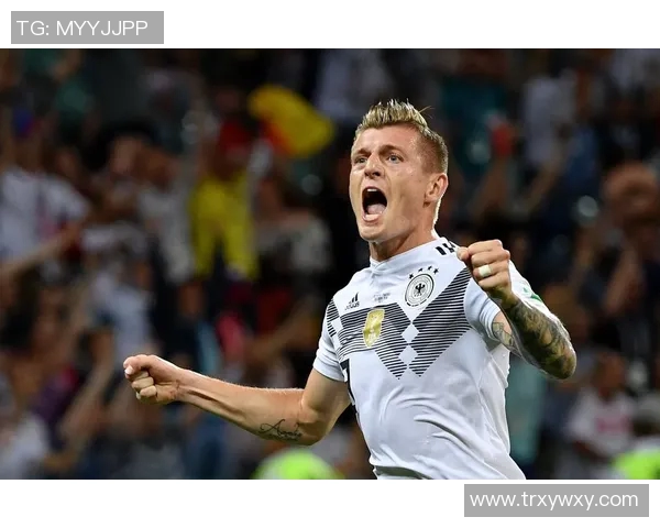 克罗斯在足球世界的传奇之路与未来展望：从天才少年到中场大师的成长历程