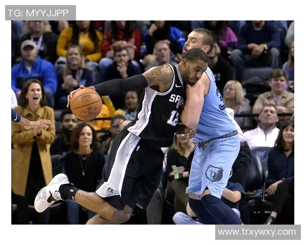 马刺与灰熊季后赛第六场激战回顾关键时刻的精彩瞬间与战术分析