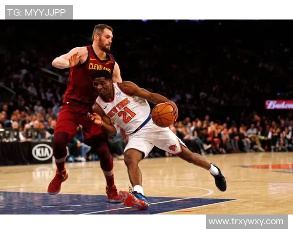 尼克斯与大老鹰激战正酣球迷期待精彩对决与绝妙表现